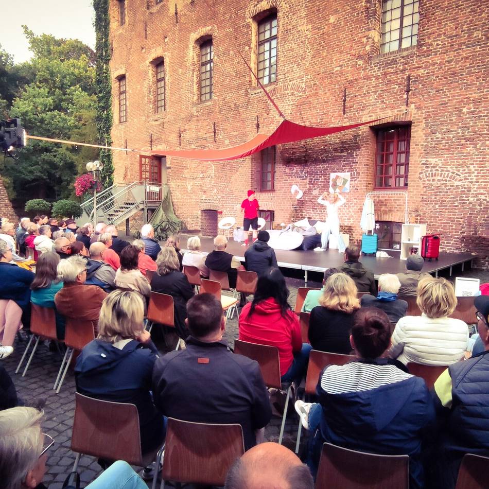 Niederrheintheater Brüggen bei Festspielen: Abschied mit teuflischem Humor und engelsgleicher Botschaft