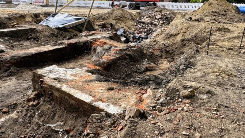Vor dem Delltor in Rees: Mauerfund am Reeser Busbahnhof