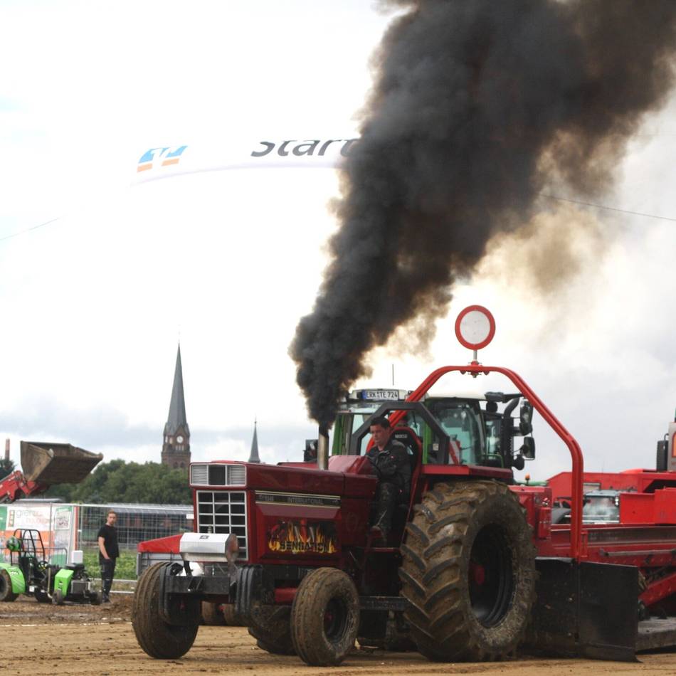 Tractor-Pulling in Viersen: Regen und Schlamm halten die Giganten nicht auf