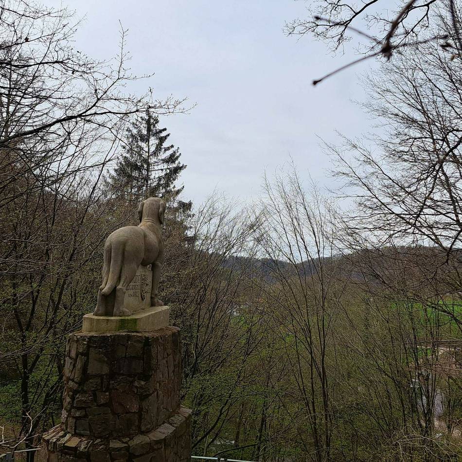 An der Stadtgrenze Leichlingen / Solingen: Steinernes Denkmal der Treue und bergischen Geschichte
