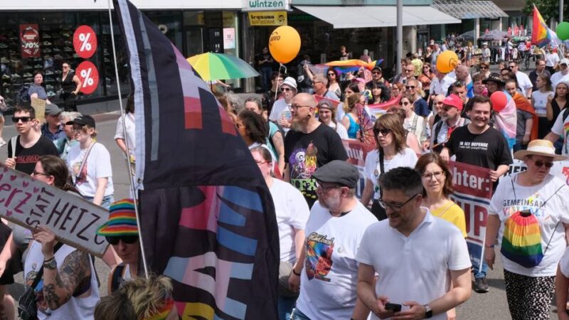 „Omas gegen Rechts“ sind dabei: Protest gegen Rechtsextremismus in Mönchengladbach
