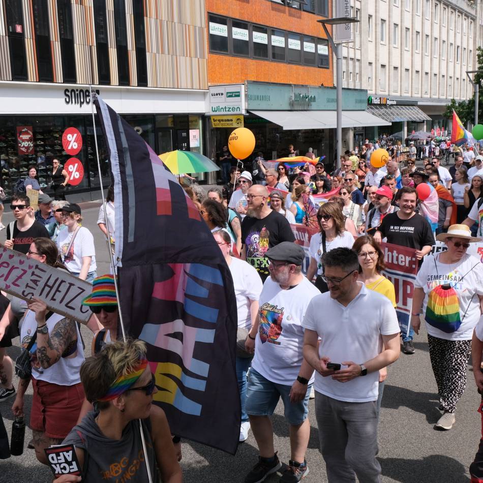 „Omas gegen Rechts“ sind dabei: Protest gegen Rechtsextremismus in Mönchengladbach