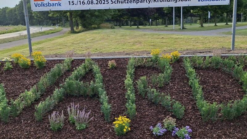 Zum Schützenfest-Jubiläum: Schützen bringen „WARDT“-Schriftzug auf Vordermann