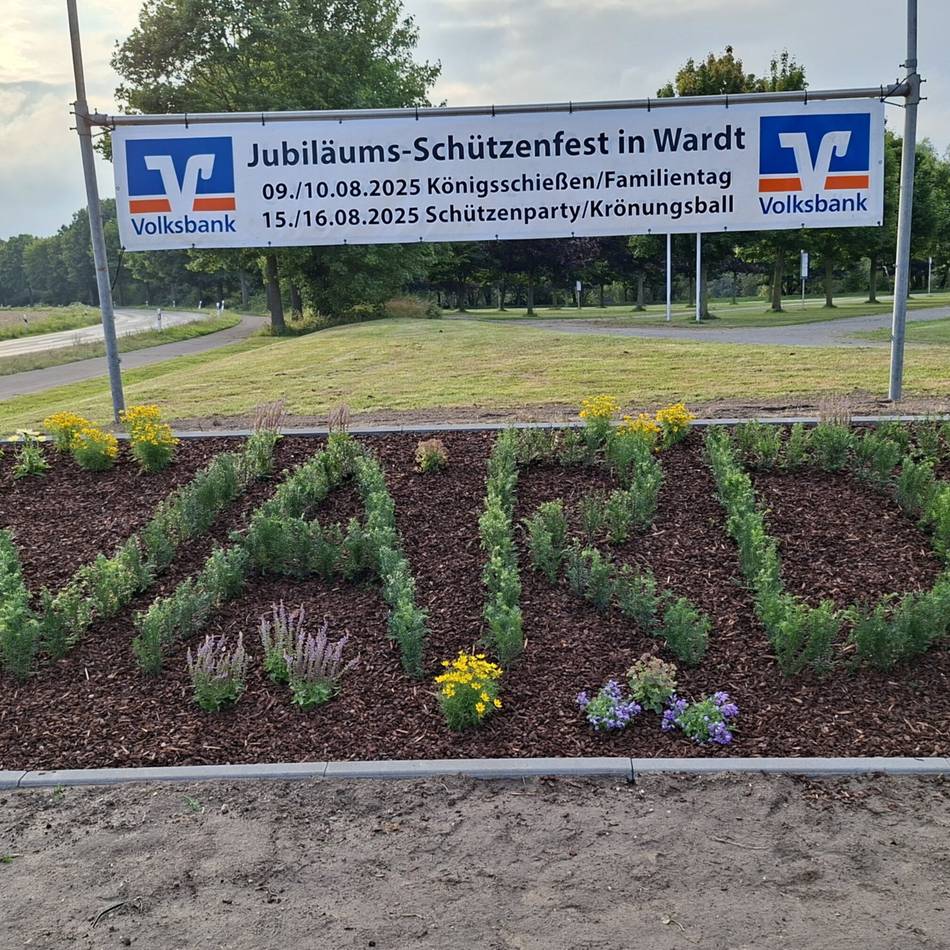 Zum Schützenfest-Jubiläum: Schützen bringen „WARDT“-Schriftzug auf Vordermann
