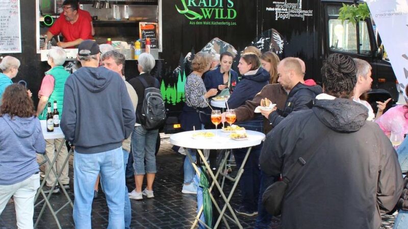 Treffpunkt in der Wermelskirchener Innenstadt: Sommerliches Flair beim Feierabendmarkt
