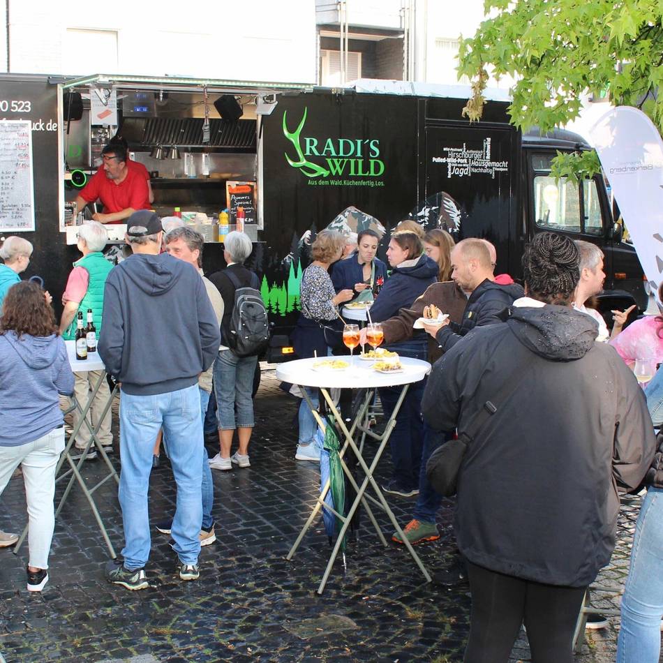 Treffpunkt in der Wermelskirchener Innenstadt: Sommerliches Flair beim Feierabendmarkt