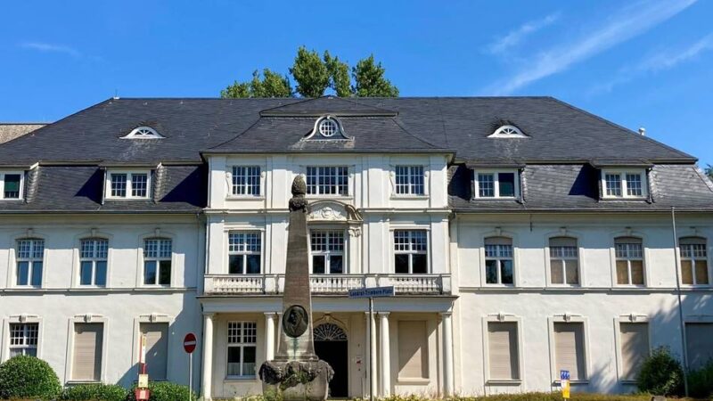 Historische Gebäude und marodes Verwaltungshaus in Leverkusen: Sanierungsstau auf dem Frankenberg