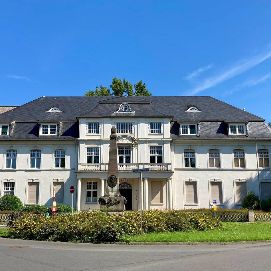 Historische Gebäude und marodes Verwaltungshaus in Leverkusen: Sanierungsstau auf dem Frankenberg