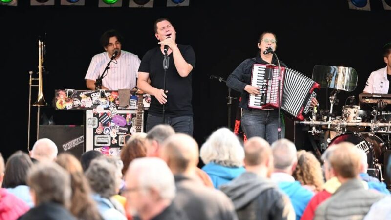 „Live unterm Schloss“ in Hückeswagen: Neue Location mit gleichem Spaßfaktor