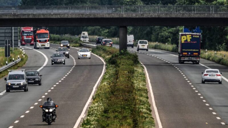 In Kontrolle geraten: Falscher Führerschein auf dem Handy – Bundespolizei stoppt Autofahrer auf A57