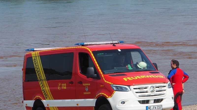 Laut Polizei besteht keine Gefahr: Warum der Rhein bei Dormagen, Neuss und Düsseldorf rot gefärbt ist