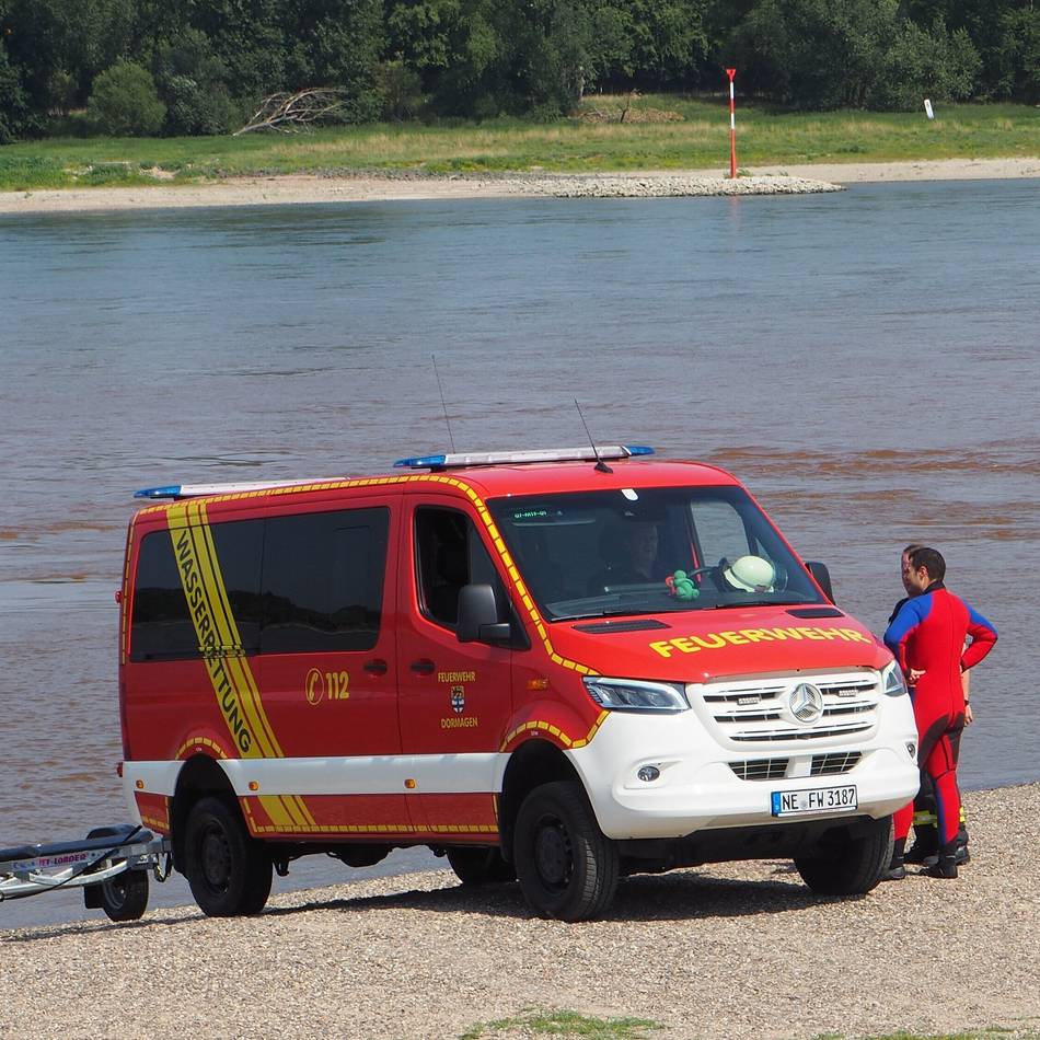 Laut Polizei besteht keine Gefahr: Warum der Rhein bei Dormagen, Neuss und Düsseldorf rot gefärbt ist