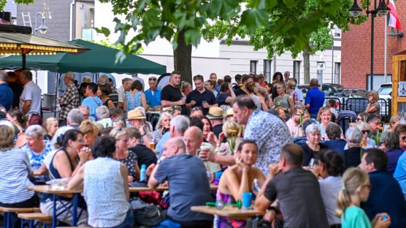 Alleeschulhof in Anrath: Ein Sommerabend im Pop-up-Biergarten