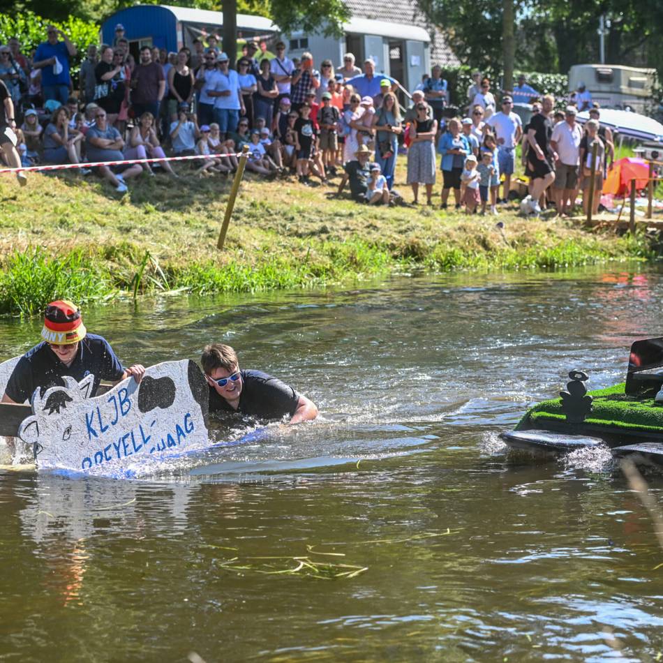 10. August in Anrath: Die Badewannen stechen in See