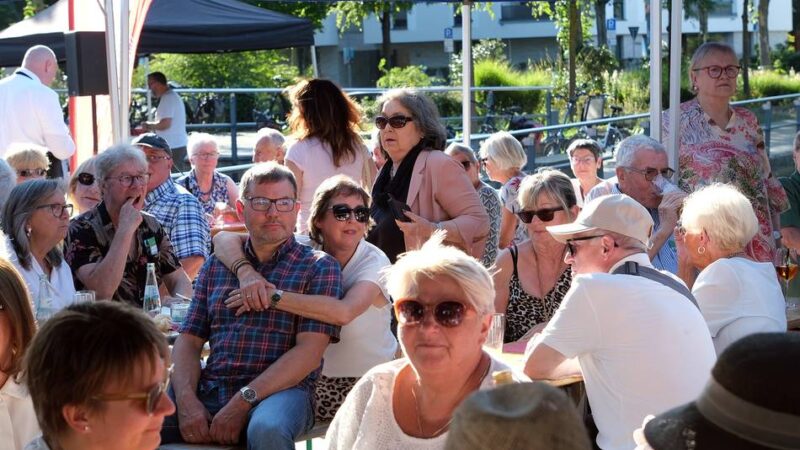Seeterrasse Ratingen: Jonges machen ihr Biwak zum Treffpunkt