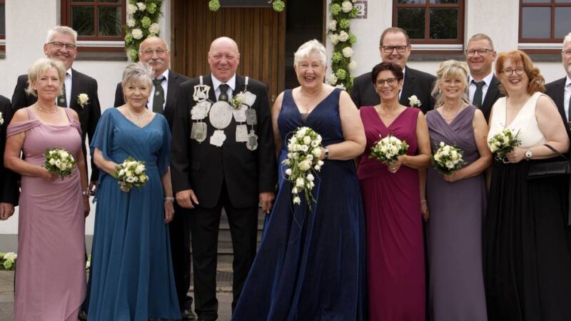 St.-Willibrord-Bruderschaft Wardt: König Peter Jung präsentiert den Jubiläums-Thron