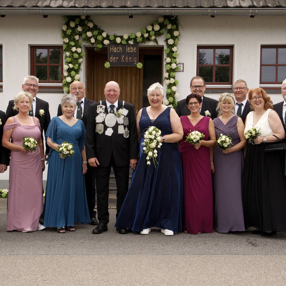 St.-Willibrord-Bruderschaft Wardt: König Peter Jung präsentiert den Jubiläums-Thron