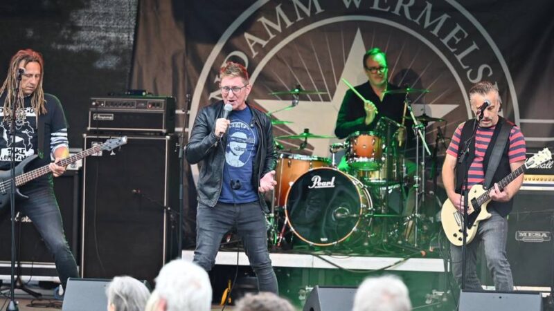 23 Bands an zwei Tagen auf zwei Bühnen: Die große Punk-Rock-Feierei