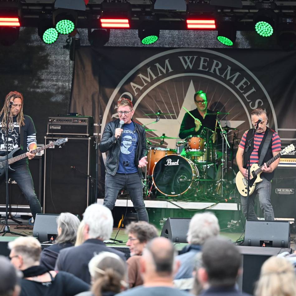 23 Bands an zwei Tagen auf zwei Bühnen: Die große Punk-Rock-Feierei