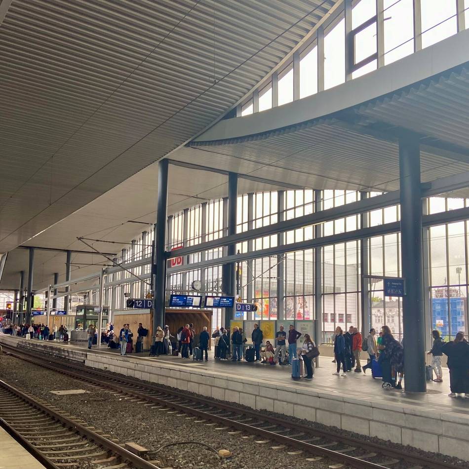 Zugstrecke gesperrt: Nach Sabotageakt – So sieht es am Morgen am Duisburger Hauptbahnhof aus
