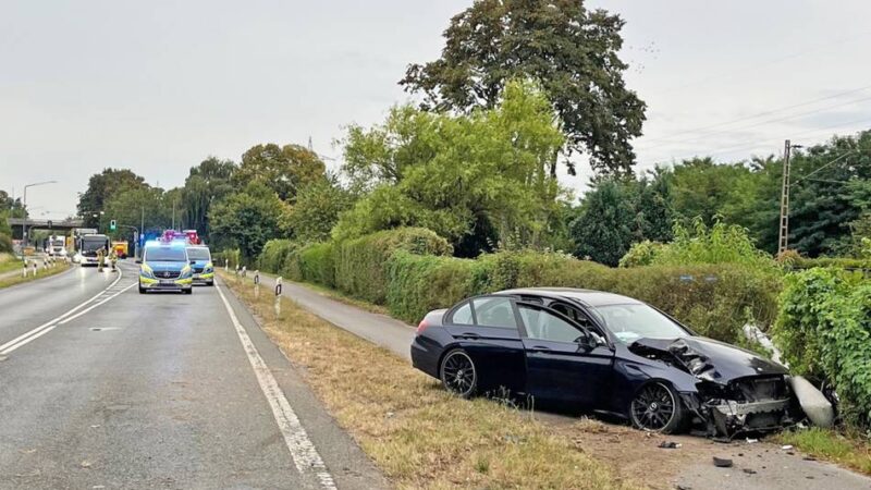 Am Donnerstagmorgen in Ratingen: Unfall: Fahrer schläft am Steuer ein, Mitfahrer lebensgefährlich verletzt