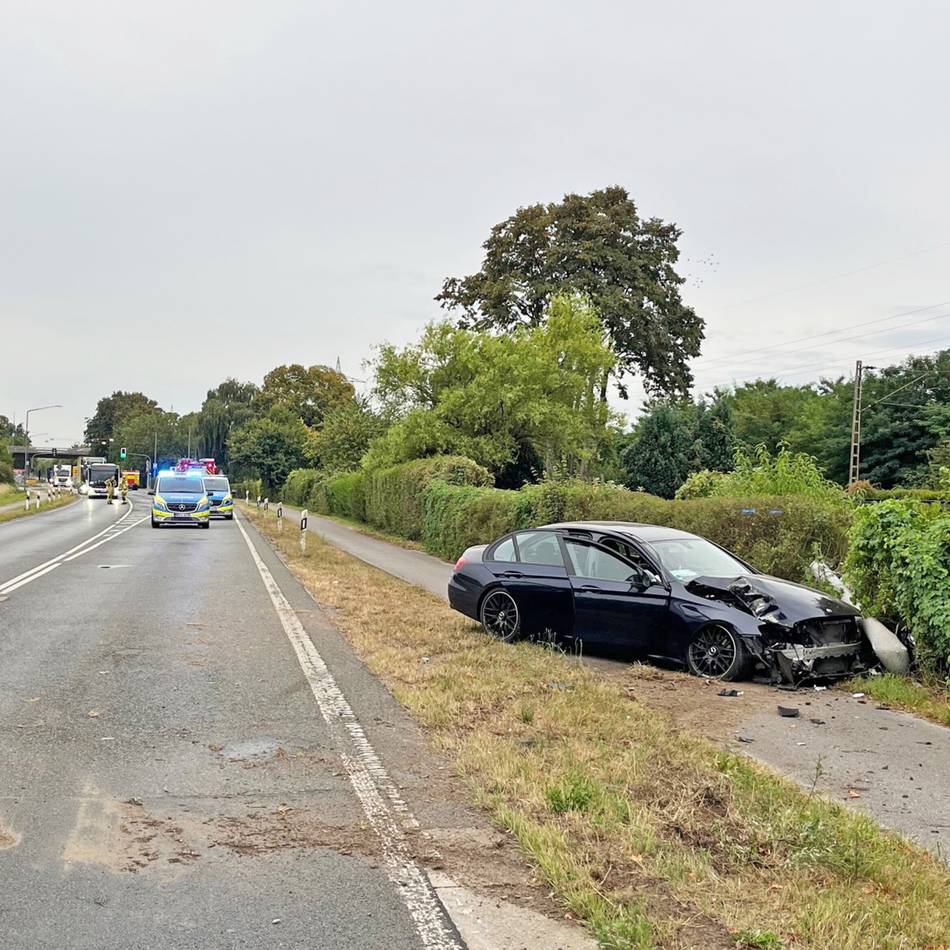 Am Donnerstagmorgen in Ratingen: Unfall: Fahrer schläft am Steuer ein, Mitfahrer lebensgefährlich verletzt