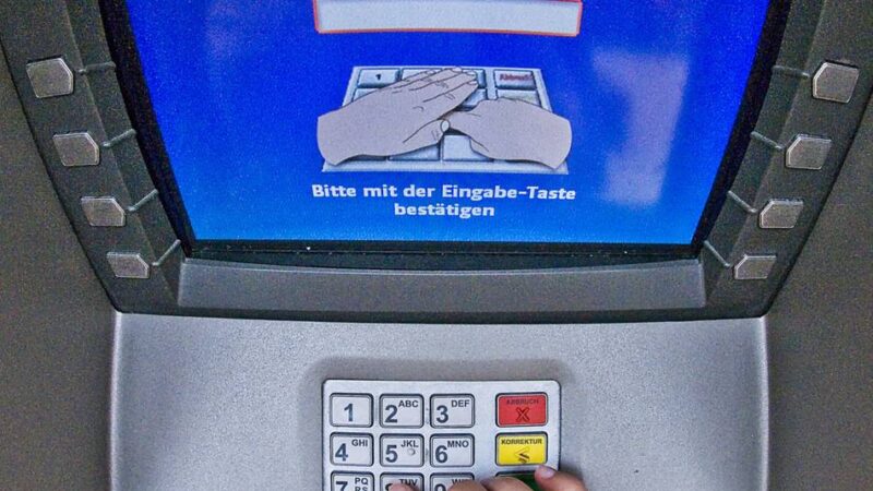 Polizei sucht Zeugen: Senior durch falsche Bankmitarbeiter betrogen