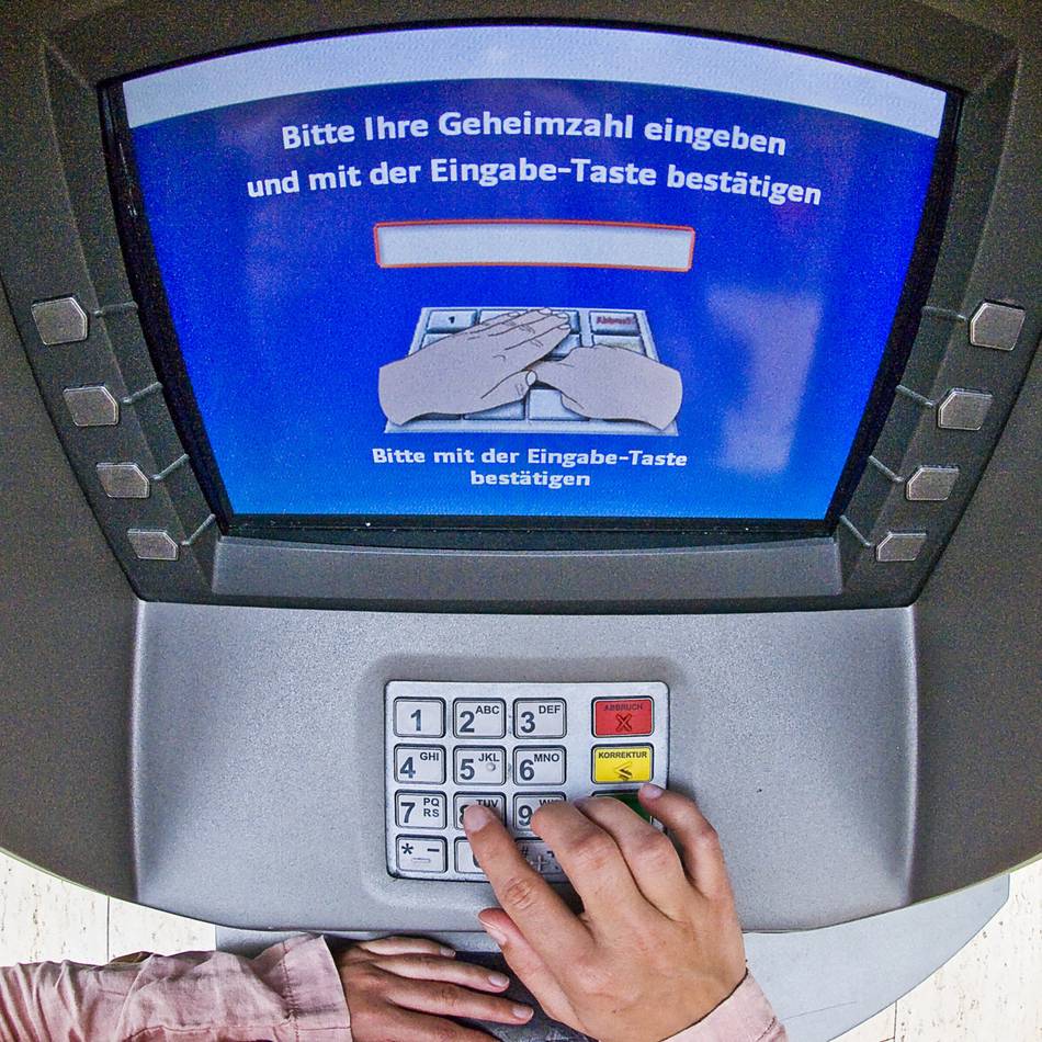 Polizei sucht Zeugen: Senior durch falsche Bankmitarbeiter betrogen