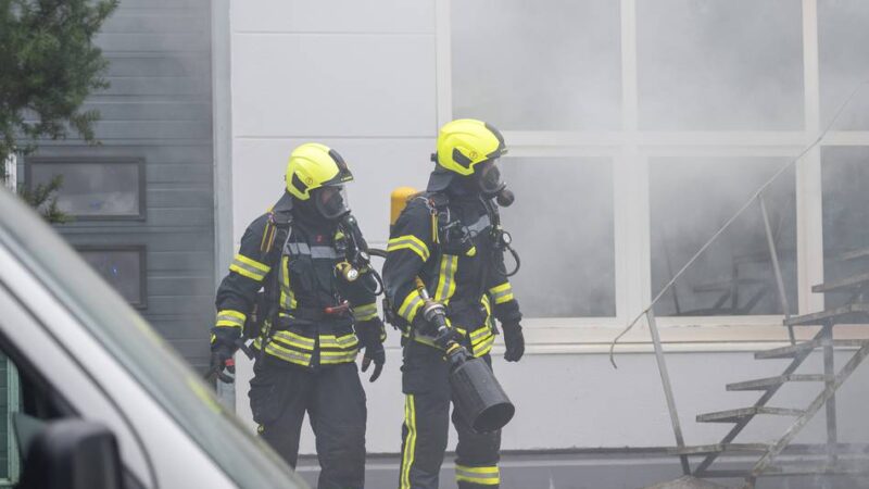 Direkt neben Halle voller Pappe: Container-Brand hält die Jüchener Feuerwehr in Atem