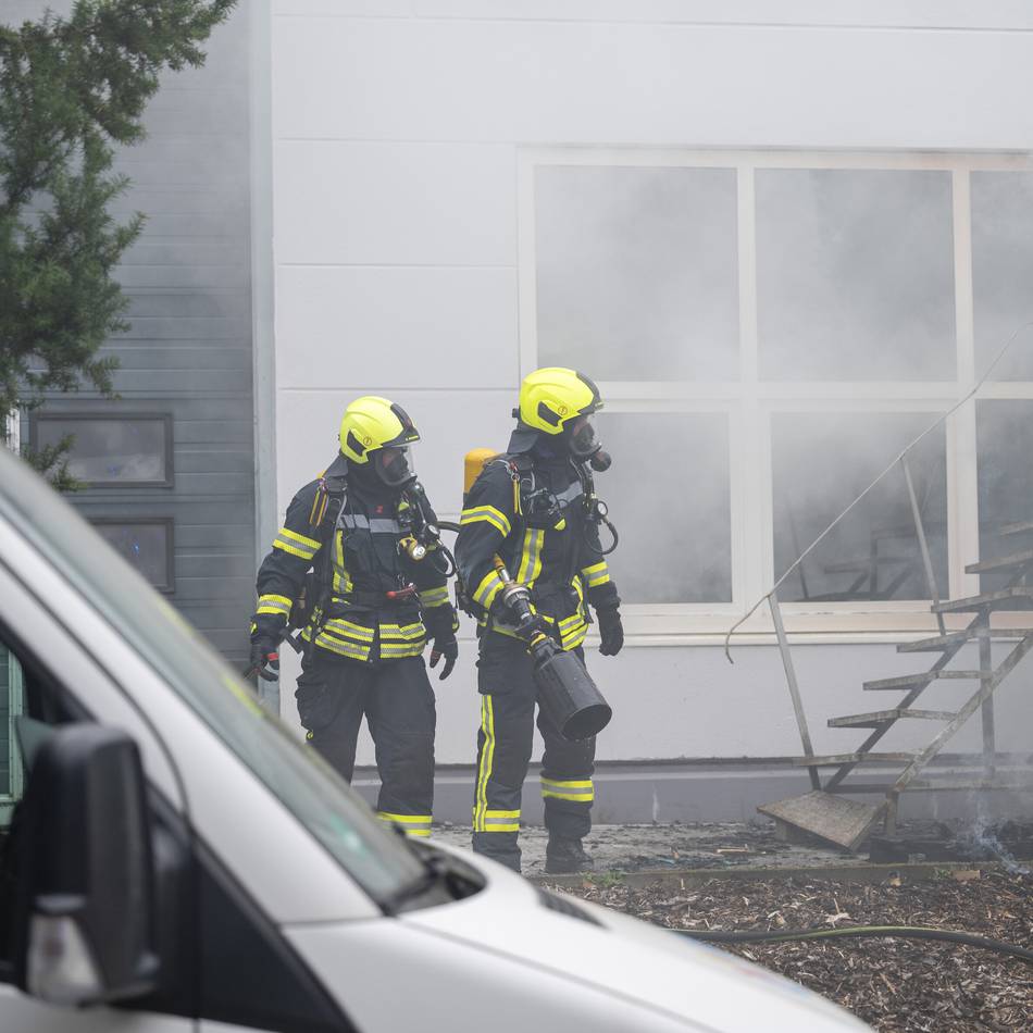 Direkt neben Halle voller Pappe: Container-Brand hält die Jüchener Feuerwehr in Atem