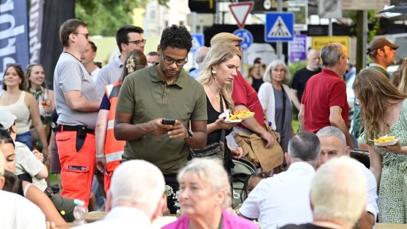 50 Jahre Miteinander in Mönchengladbach: Eine-Stadt-Fest mit Rockpop-Power, Karussells und Kunsthandwerk