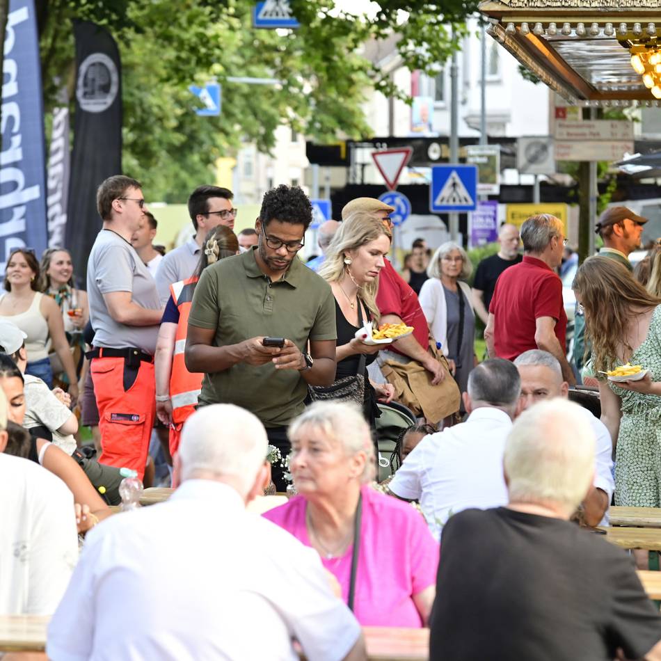 50 Jahre Miteinander in Mönchengladbach: Eine-Stadt-Fest mit Rockpop-Power, Karussells und Kunsthandwerk
