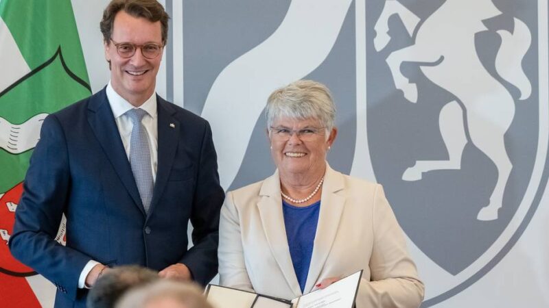 Düsseldorferin erhält Landesverdienstorden: Ministerpräsident würdigt Hanne Watty als „Motor“ der Benrather Tüte