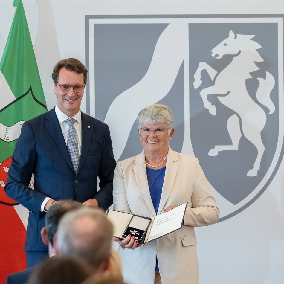 Düsseldorferin erhält Landesverdienstorden: Ministerpräsident würdigt Hanne Watty als „Motor“ der Benrather Tüte