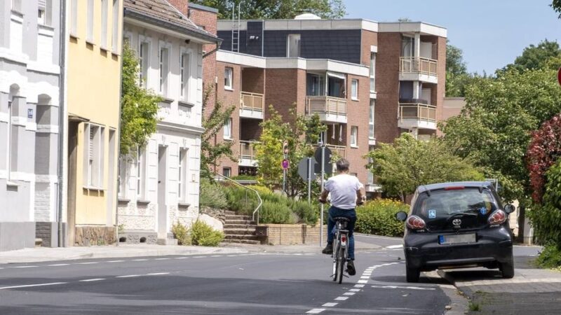 Verkehr in Mönchengladbach: Wenn der Gehweg zum Parkplatz wird