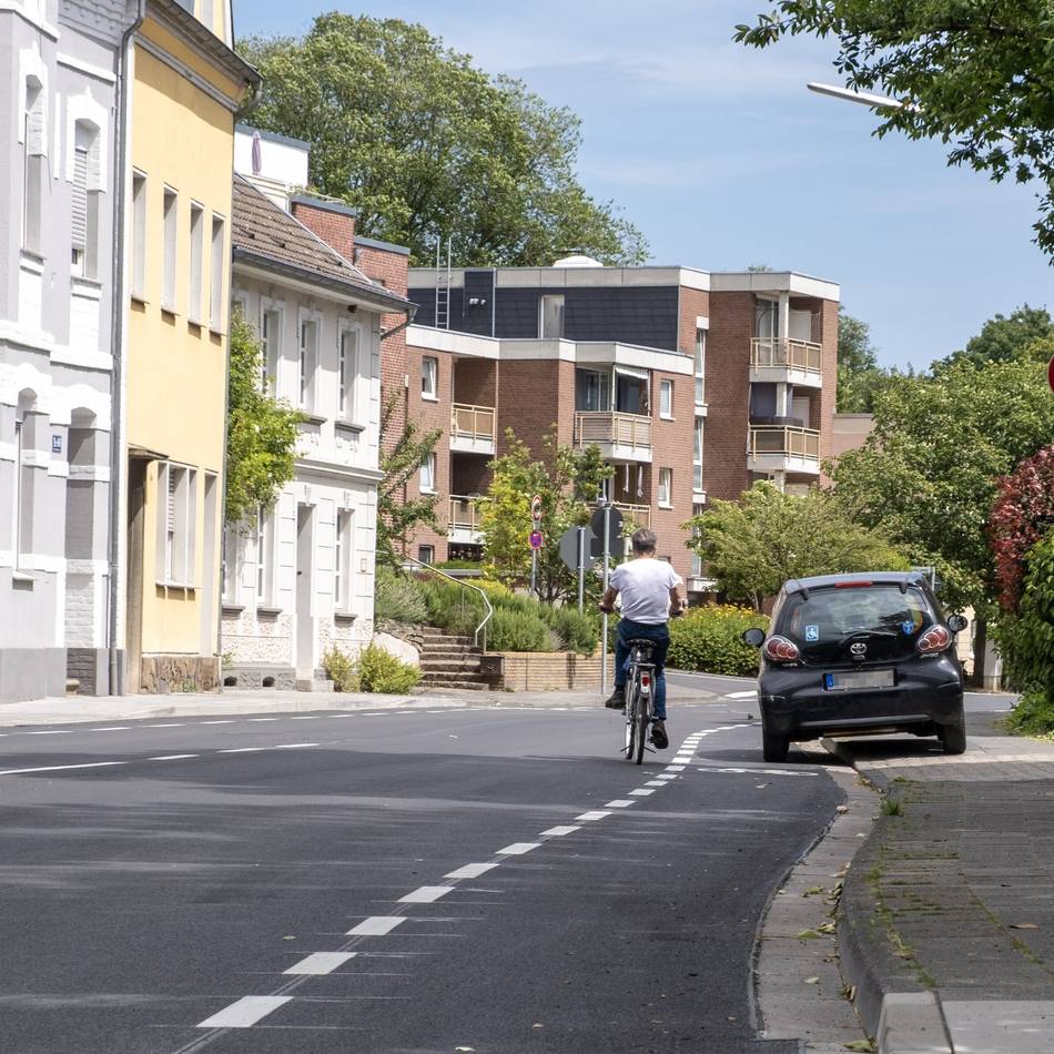 Verkehr in Mönchengladbach: Wenn der Gehweg zum Parkplatz wird