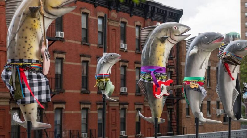 Urbane Künste Ruhr: Fischskulpturen – erst in Venedig und New York, nun im Duisburger Innenhafen