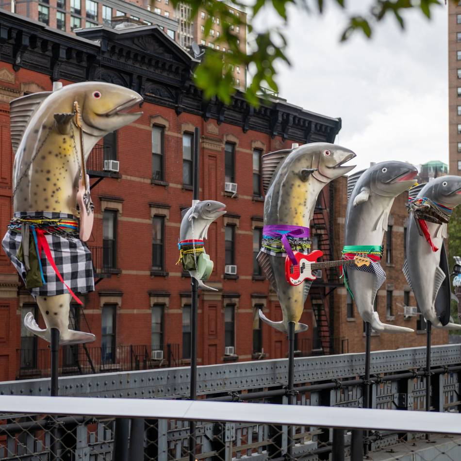 Urbane Künste Ruhr: Fischskulpturen – erst in Venedig und New York, nun im Duisburger Innenhafen
