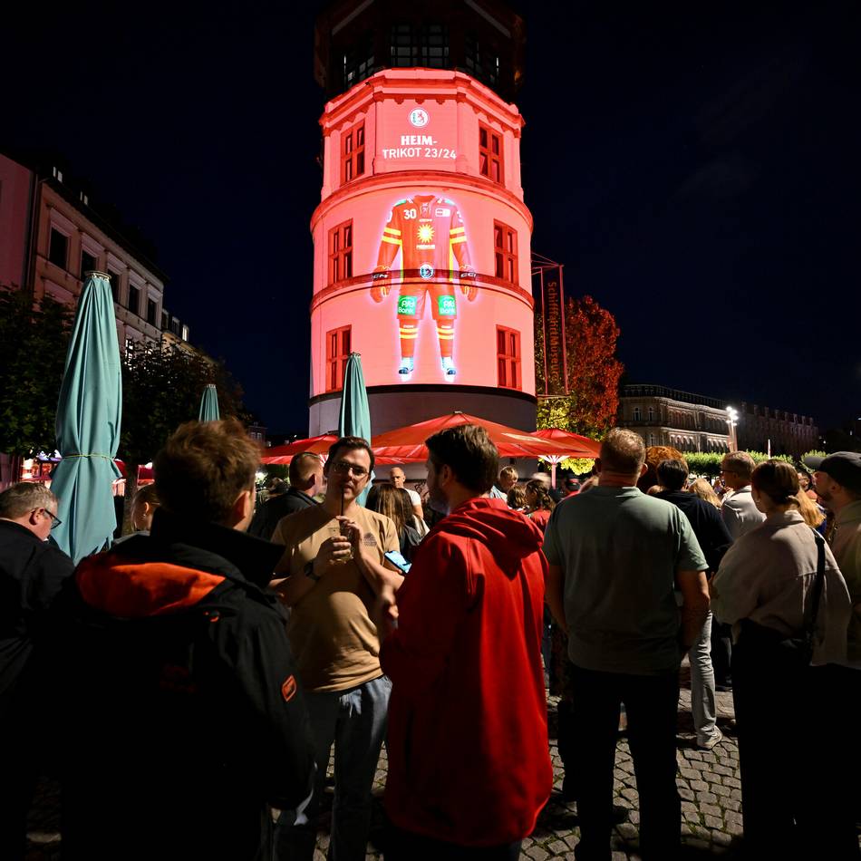 Neben der Vorstellung der neuen Trikots: Das erwartet die DEG-Fans bei der Lichtprojektion auf dem Burgplatz