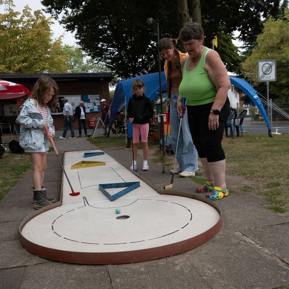 Sommerfest in Dormagen: Nostalgischer Flair beim Minigolf