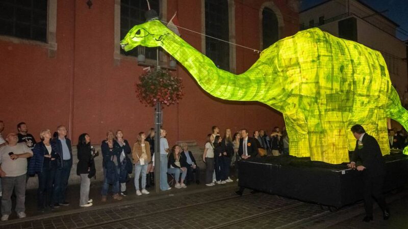 Fackelzug 2025: Wenn der Brontosaurier durch die Neusser Innenstadt stapft
