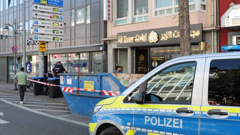In Innenstadt von Mönchengladbach: Drei Räuber überfallen mit Schusswaffe Juwelier an Bismarckstraße