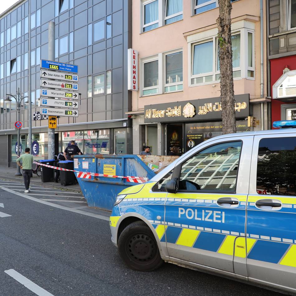 In Innenstadt von Mönchengladbach: Drei Räuber überfallen mit Schusswaffe Juwelier an Bismarckstraße