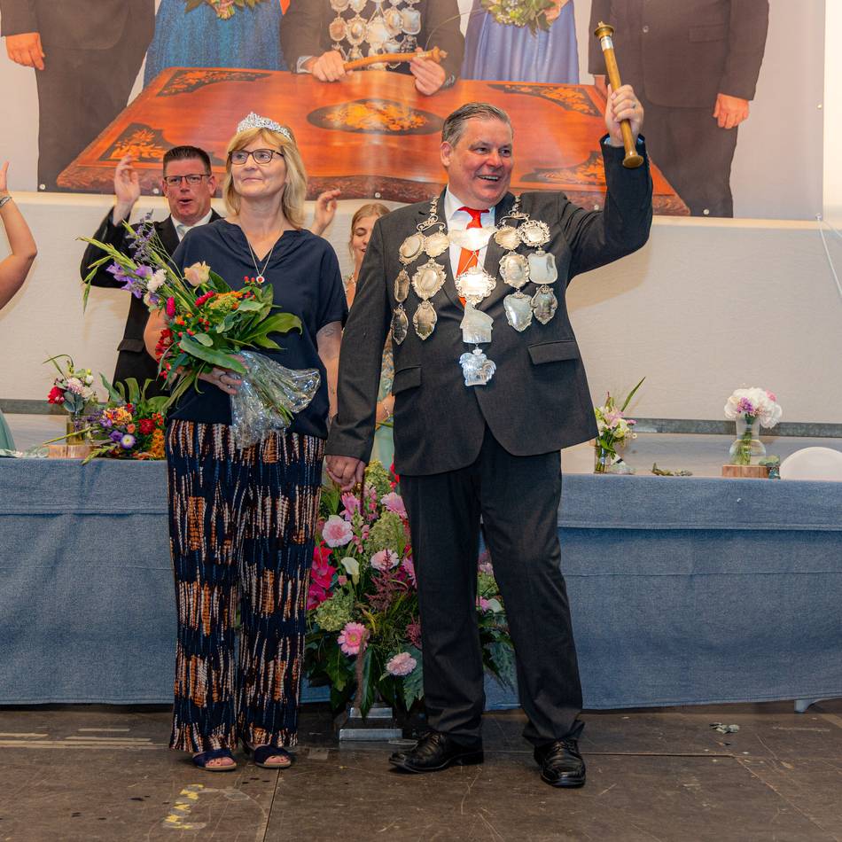 Rochusfest 2025 Korschenbroich-Lüttenglehn: Nach langer Bewerbersuche Stoffhahn mit 40. Schlag geköpft