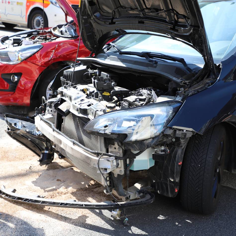 Beide Autos abgeschleppt: Unfall mit zwei Verletzten an der Lindenstraße