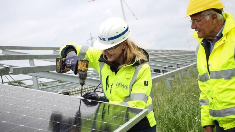 Zwischen Bedburg und Jüchen: RWE baut Solarparks entlang der A44n aus