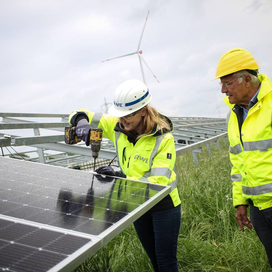 Zwischen Bedburg und Jüchen: RWE baut Solarparks entlang der A44n aus