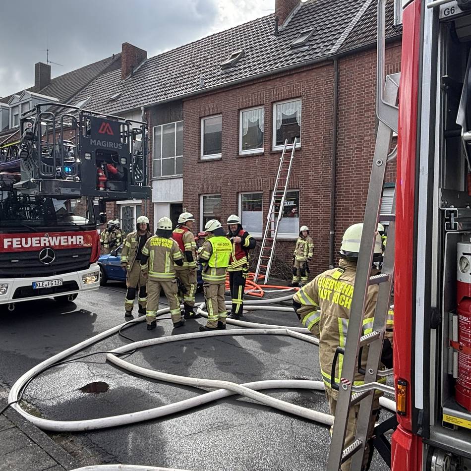Menschenrettung in Goch: Feuerwehr rettet Mann mit Brandfluchthaube aus brennendem Haus