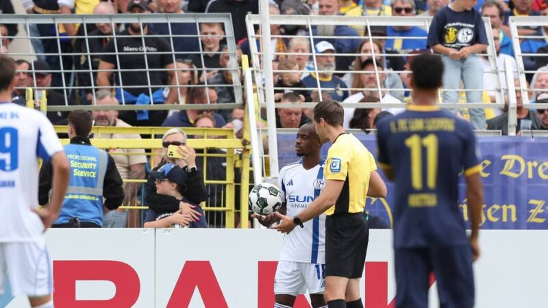 Klare Kante statt Relativierung: S04-Coach Muslic zeigt, wie der Fußball auf Rassismus reagieren muss