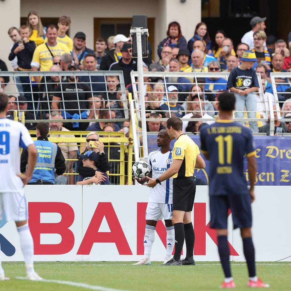 Klare Kante statt Relativierung: S04-Coach Muslic zeigt, wie der Fußball auf Rassismus reagieren muss